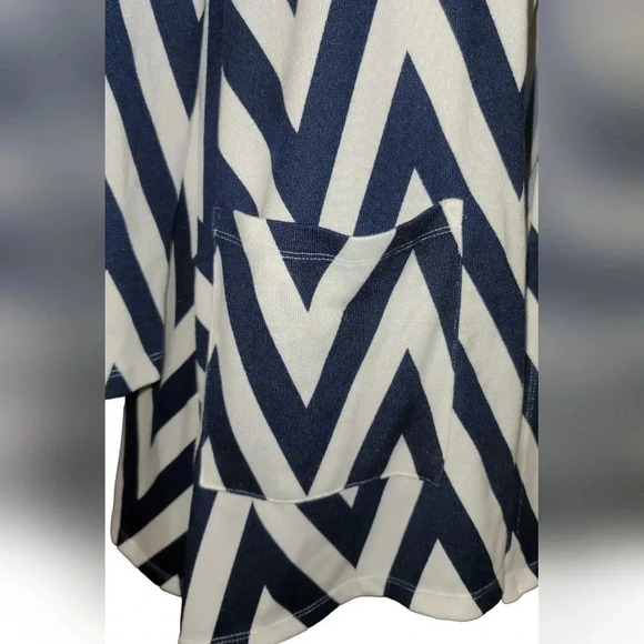 LuLaRoe Navy Chevron Caroline Cardigan - Picture 3 of 8
